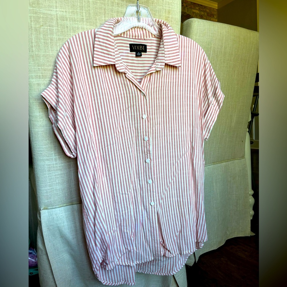 VIXBE short sleeve button down blouse. Size small